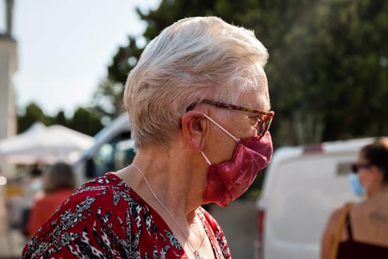 Masque presque assorti et oreille malmenée / France (2020)