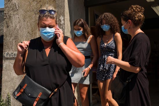 4 femmes au masque jetable / France (2020)