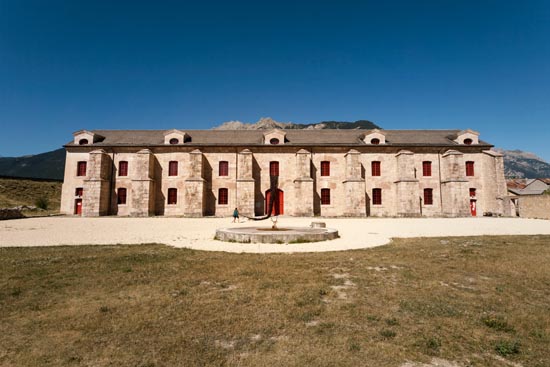 Tirer les cordes qui sortent de la bâtisse / France (2020)