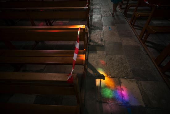 Interdiction et couleurs à l'église / France (2020)