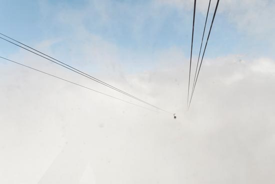 Suspendus aux cables dans les nuages / France (2020)
