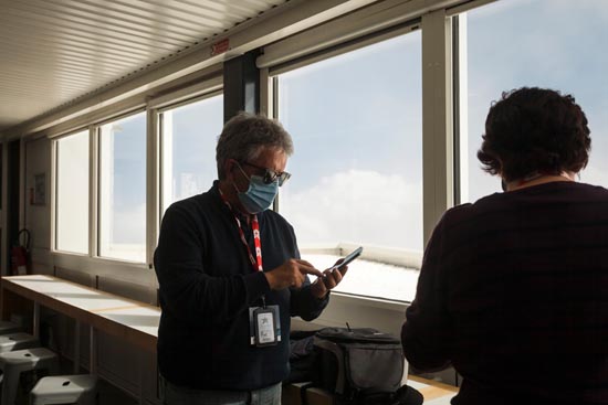 Lunettes et masque, derrière les fenêtres / France (2020)