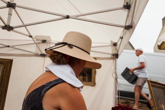 Chapeau, serviette-éponge et un gars qui range / France (2020)