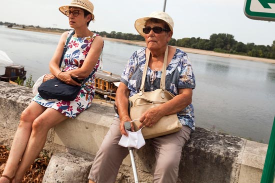 2 dames avec chapeau, masque à la main, en bord de Loire / France (2020)