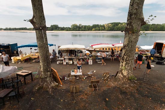 Brocante entre les arbres en bord de Loire / France (2020)