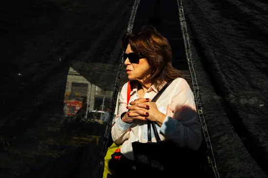 La dame en blanc entre les voiles noirs / New York, USA (2022)
