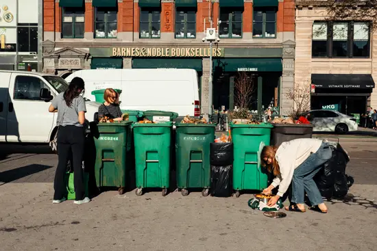 Les poubelles devant BARNES&NOBLE BOOKSELLERS / New York, USA (2022)