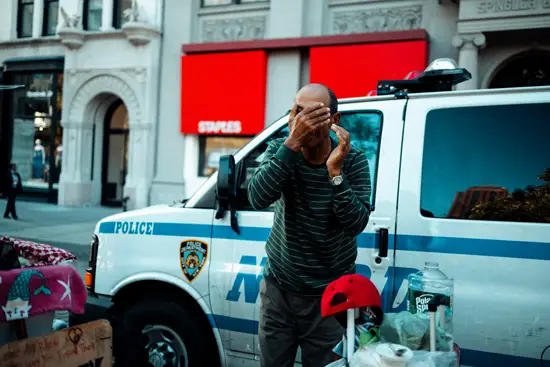 Un coup d'eau sur le visage / New York, USA (2022)