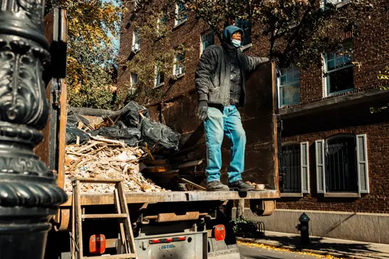 Un ouvrier dans la benne / New York, USA (2022)