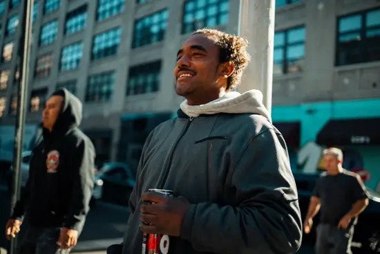 Le mec heureux qui boit une canette / New York, USA (2022)