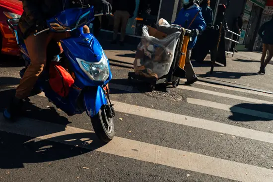 Scooter et sac poubelle sur passage piéton / New York, USA (2022)