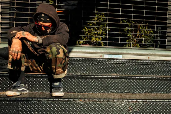 Le SDF sur les marches / New York, USA (2022)