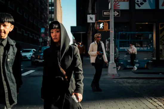 La piétonne à capuche / New York, USA (2022)