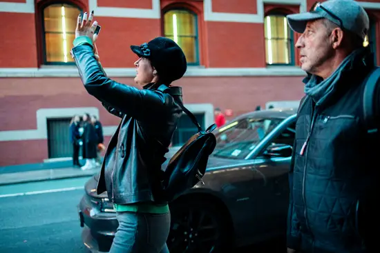 La femme en noir qui prend une photo et le gars qui attend / New York, USA (2022)