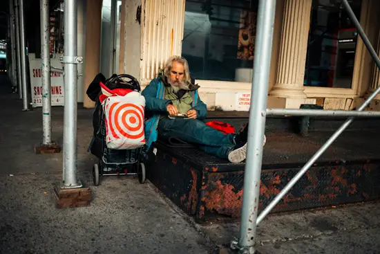 Le SDF au coin de rue, de face / New York, USA (2022)