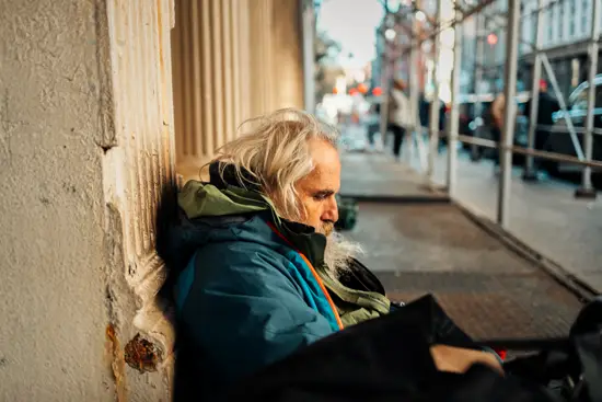 Le SDF au coin de rue, de profil / New York, USA (2022)