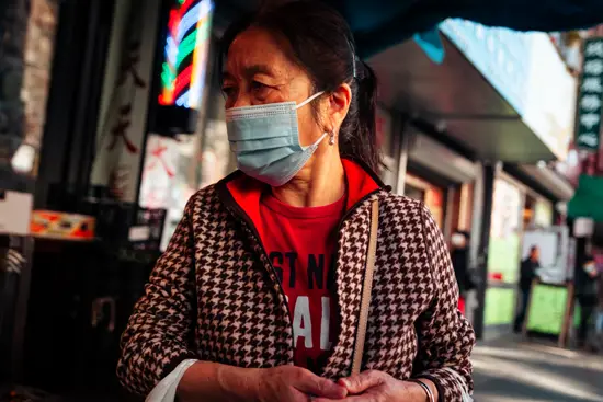 Passante à Chinatown / New York, USA (2022)