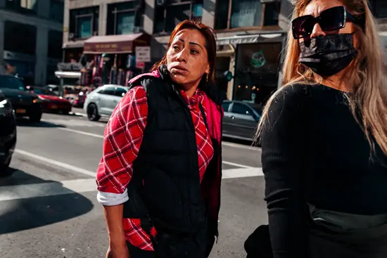 2 femmes qui regardent au loin au carrefour / New York, USA (2022)