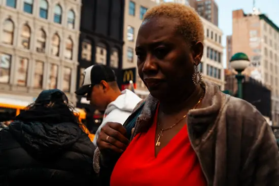 La femme aux cheveux courts et décolorés / New York, USA (2022)