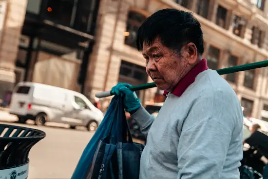 Un homme qui s'occupe des poubelles / New York, USA (2022)