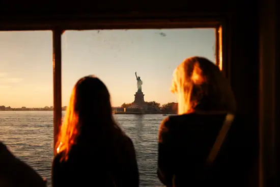 Staten Island Ferry, les 2 femmes et la Statue de la Liberté / New York, USA (2022)