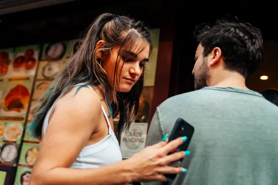 Regarder sur son téléphone, dans son dos / New York, USA (2022)