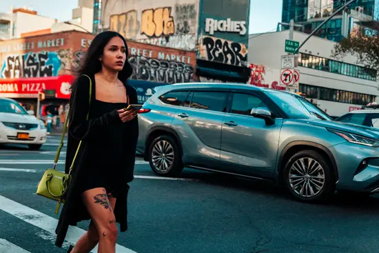 La fille en noir avec sac vert et smartphone / New York, USA (2022)