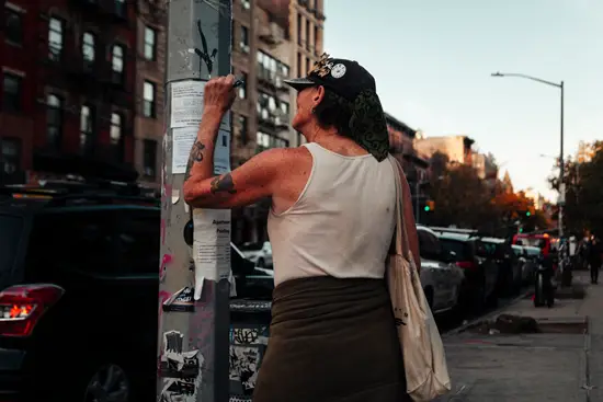 Écrire sur une annonce de rue / New York, USA (2022)