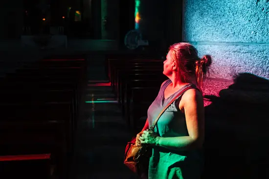 Femme multicolore à l'église / Italie (2023)