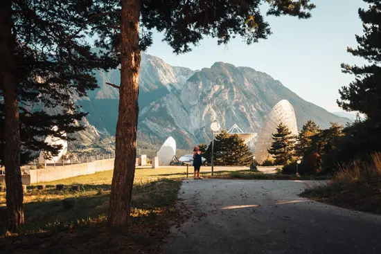 Au milieu des paraboles et des montagnes / Suisse (2023)