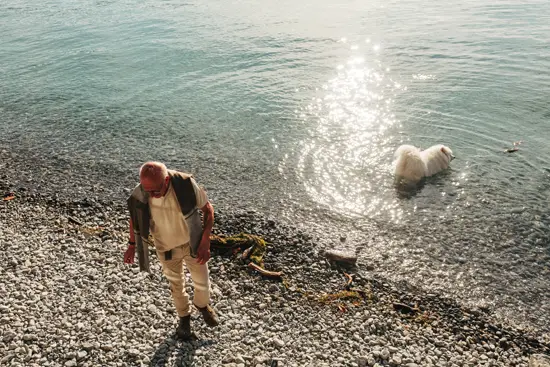 Le vieux et le Chow-Chow blanc au bord du lac Léman / Suisse  (2023)
