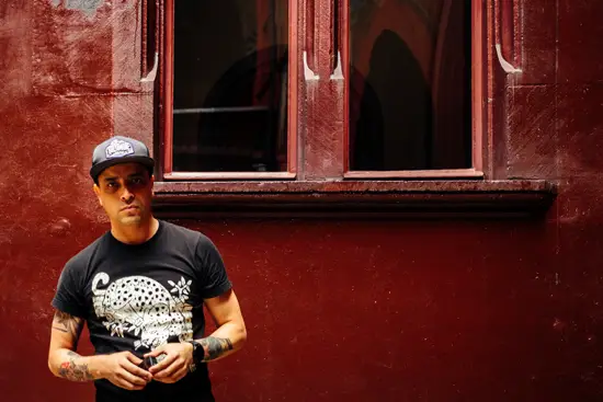 Un mec dans la cours du Rathaus de Basel / Suisse (2023)