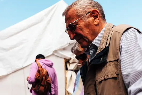 Le vieux couple et le gars au sweat mauve et sac marron / Allemagne (2023)