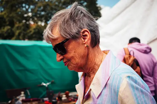 La vieille dame et le gars au sweat mauve et sac marron / Allemagne (2023)