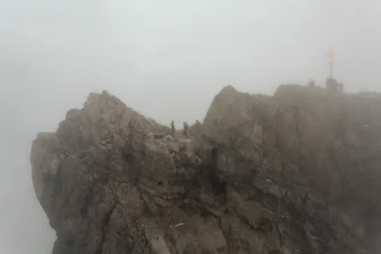 Croix sommitale du Zugspitze dans la brume / Allemagne (2023)