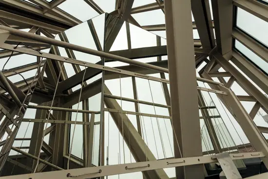 Poutres métalliques et miroirs / Allemagne (2023)