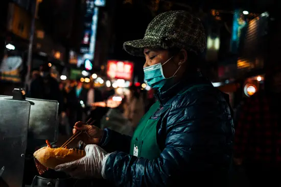 Casquette à carreaux et doudoune bleu Street Food / Taïwan (2024)