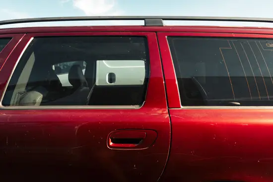Red Car sur le parking, juste à côté du van, pendant que je prends mon goûter / France (2025)