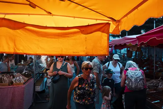Sous le parasol jaune / France (2025)