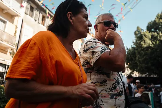 Discussion de couple en marchant au marché / France (2025)
