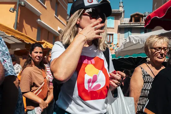 Frotter son visage au marché / France (2025)