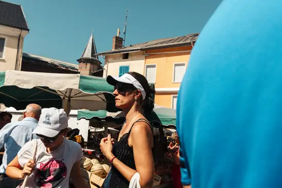 Marché et dos bleu / France (2025)