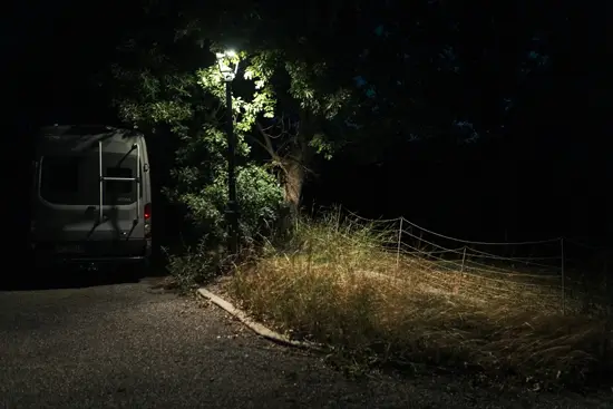 Mon parking, de nuit / France (2025)