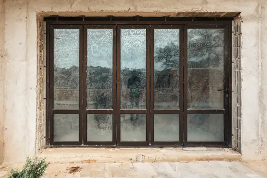 Fenêtres sales, pleines d'amour (2025)