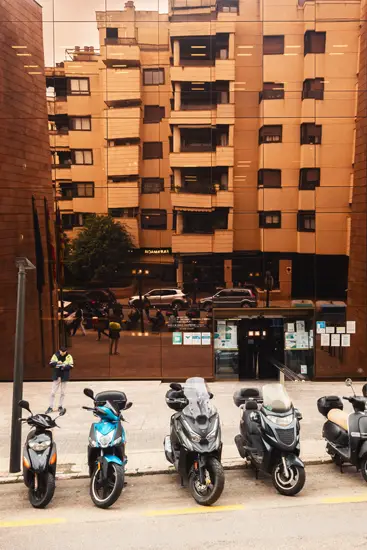 Reflet d'immeubles dans l'immeuble (2025)