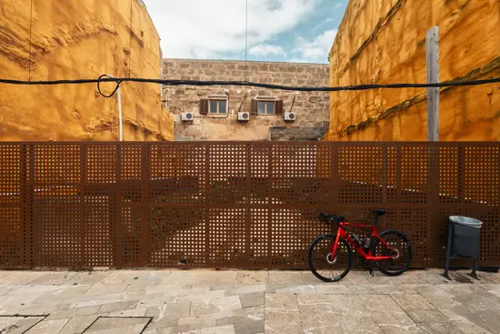 Isolation, palissade et vélo gravel de la marque "Cube" (2025)