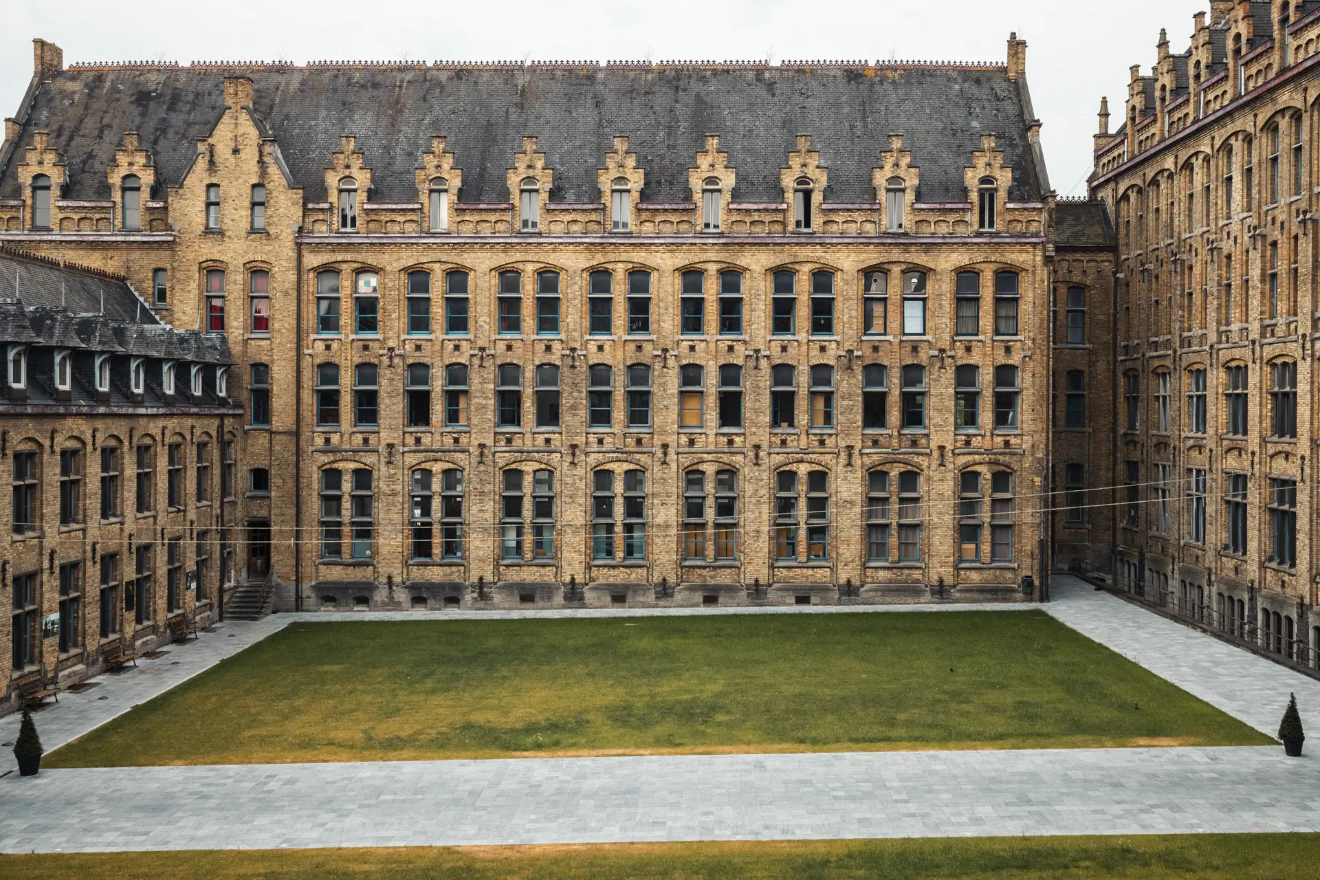 La cour d'honneur (vide)