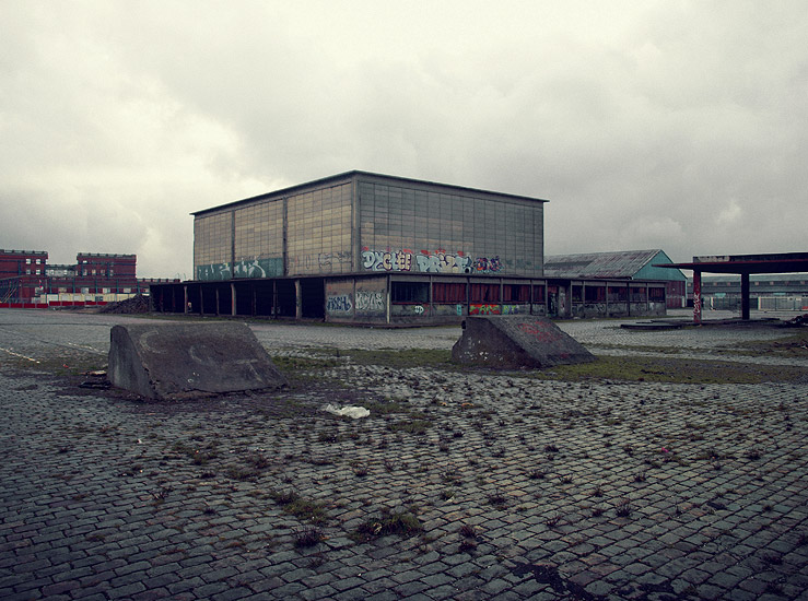 Hangar de béton (2012)