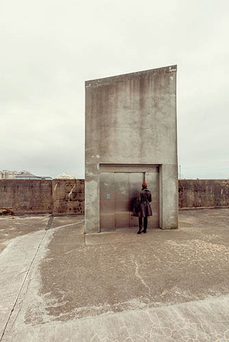 Béton, inox, femme (2013)