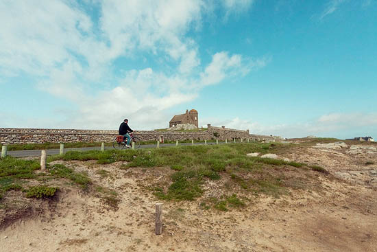 Un cycliste devant la maison en béton (2013)